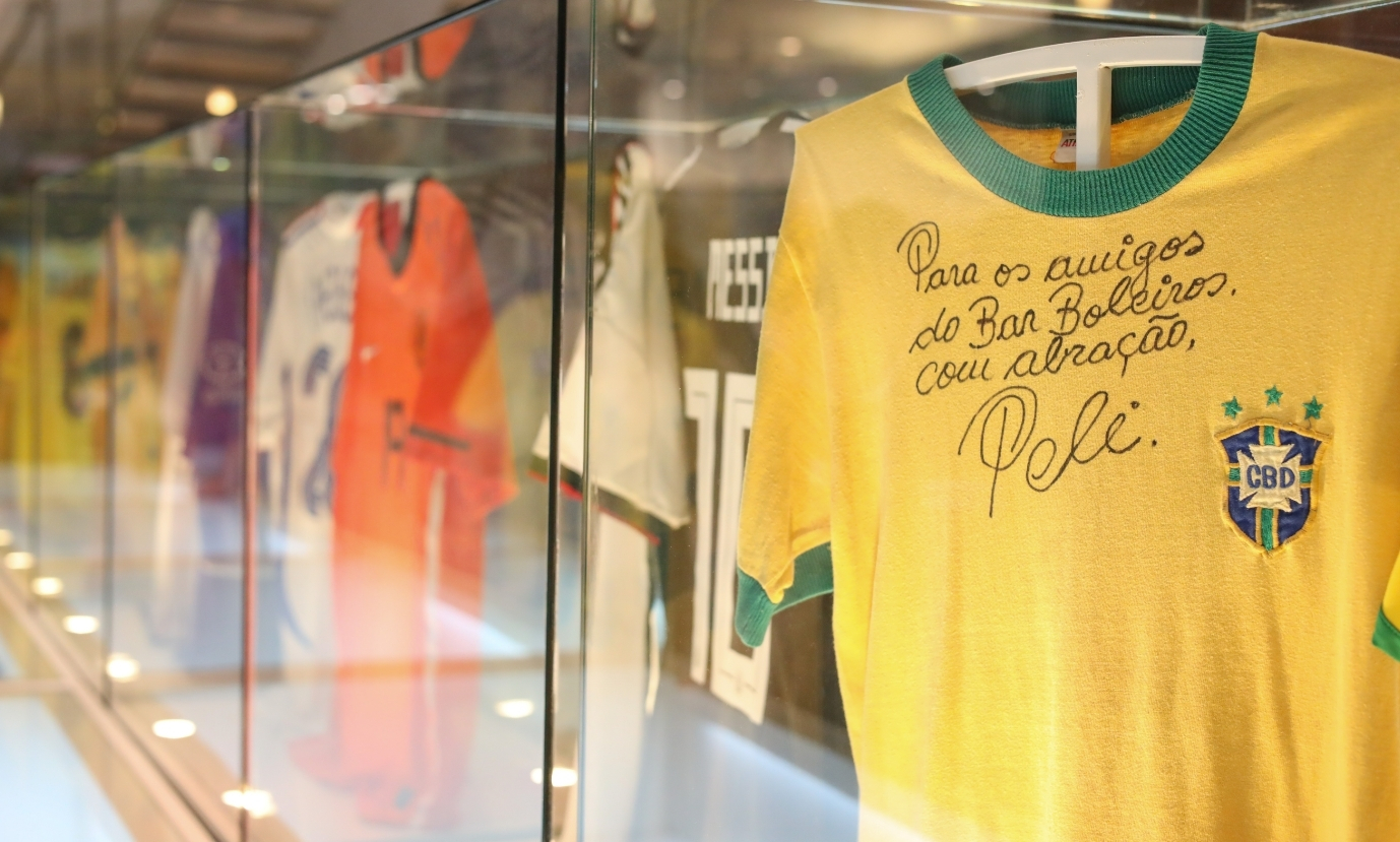 Exposição gratuita sobre a Copa do Mundo chega ao Fashion Mall com itens históricos de Pelé, Garrincha e Neymar